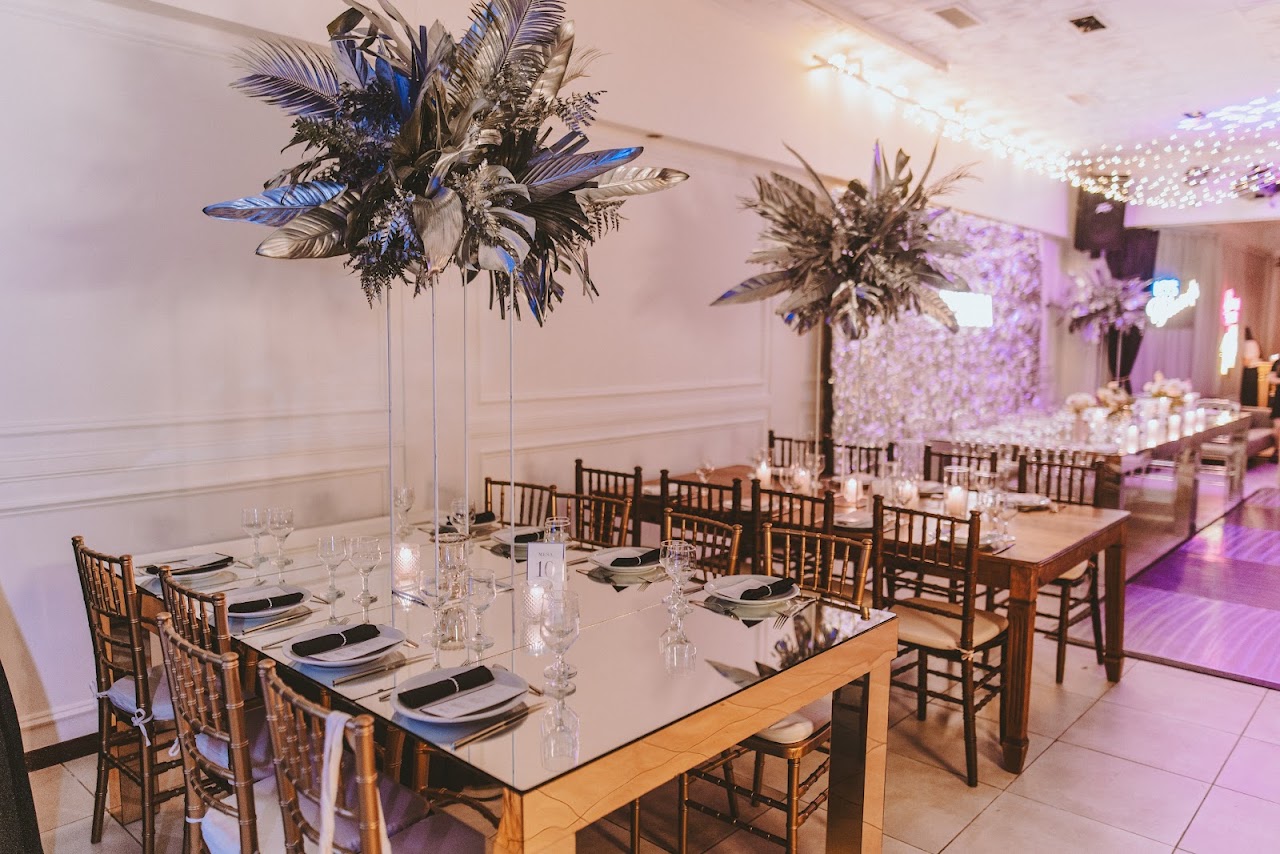 Banquete elegante de boda en Cezanne Eventos con mesas redondas, centros florales altos, copas de cristal y arañas clásicas