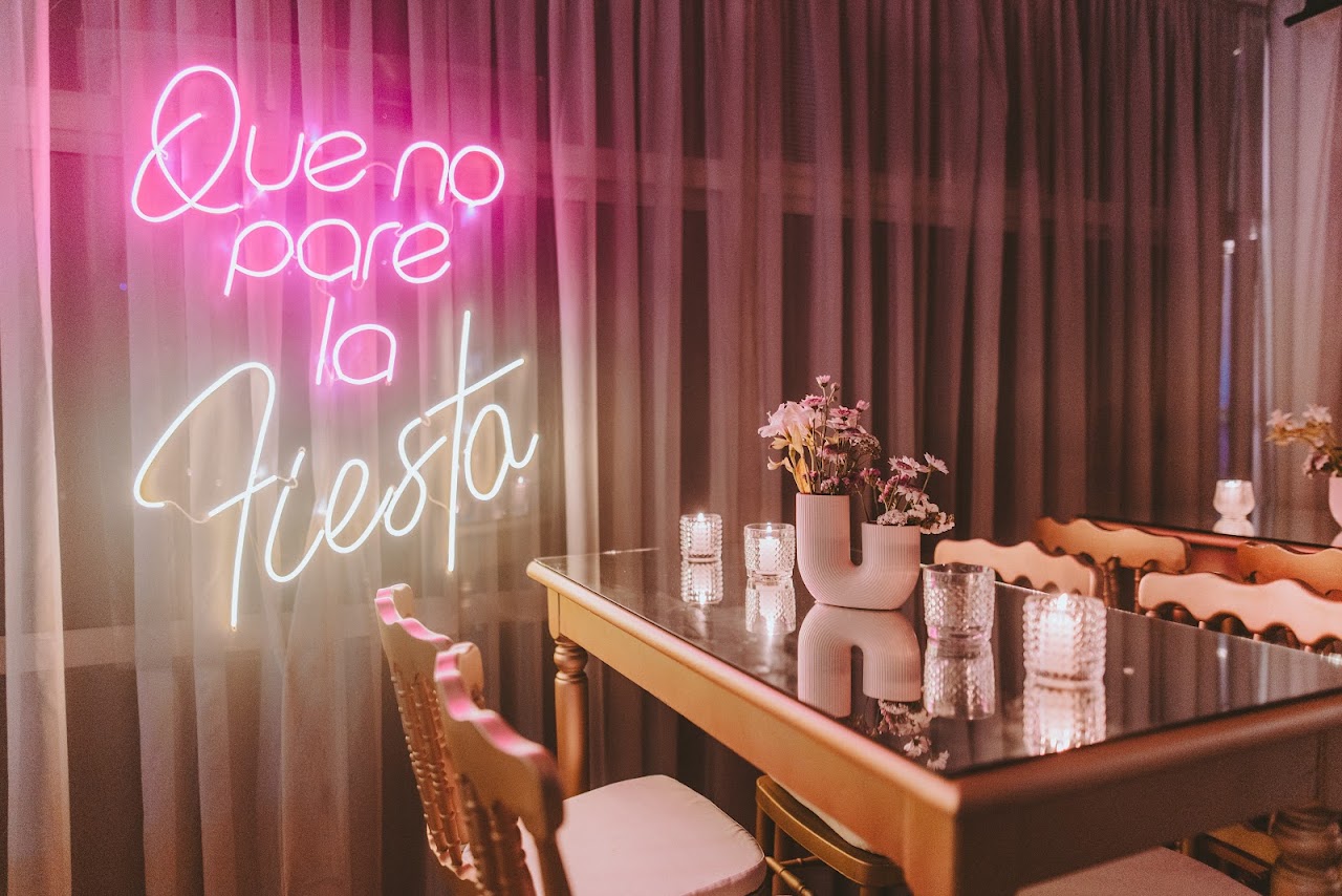 Celebración de 15 años en Cezanne con quinceañera con vestido brillante, pista pixel LED multicolor y mesa dulce candy bar decorada
